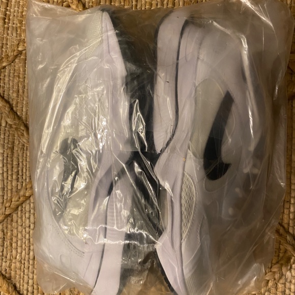 Nike New Brand New Never Worn Womens size 8 - Picture 4 of 4